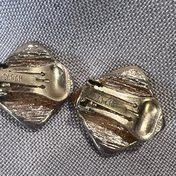 Vintage gold tone clip on earrings Sarah Coventry signed - Picture 3 of 3